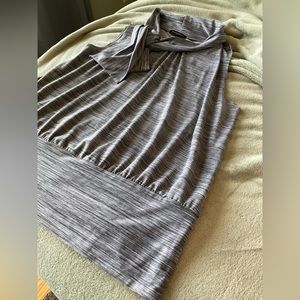 Sleeveless shirt with tie